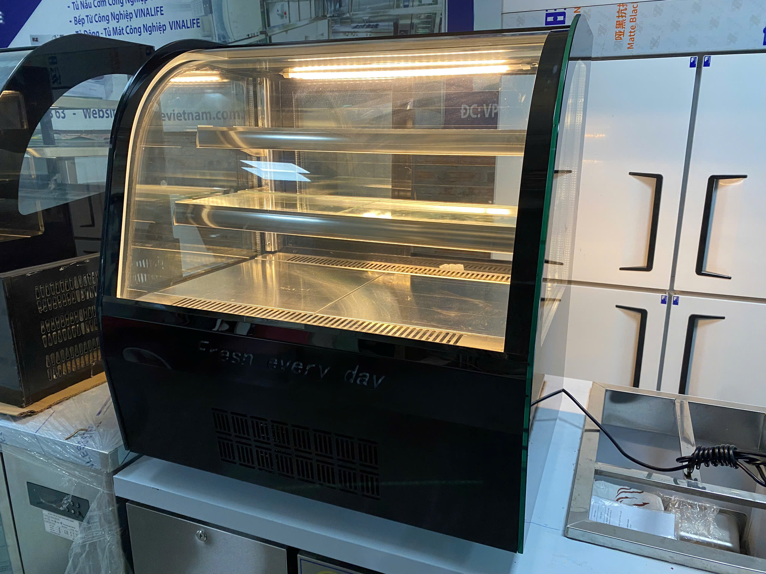 Tủ Bánh Kem Cong Để Bàn 70cm